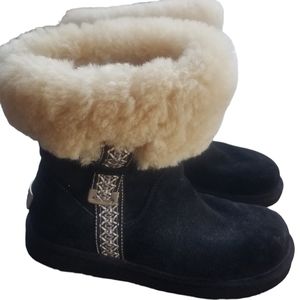 NWOT UGG   sheepskin boots black size 7 women